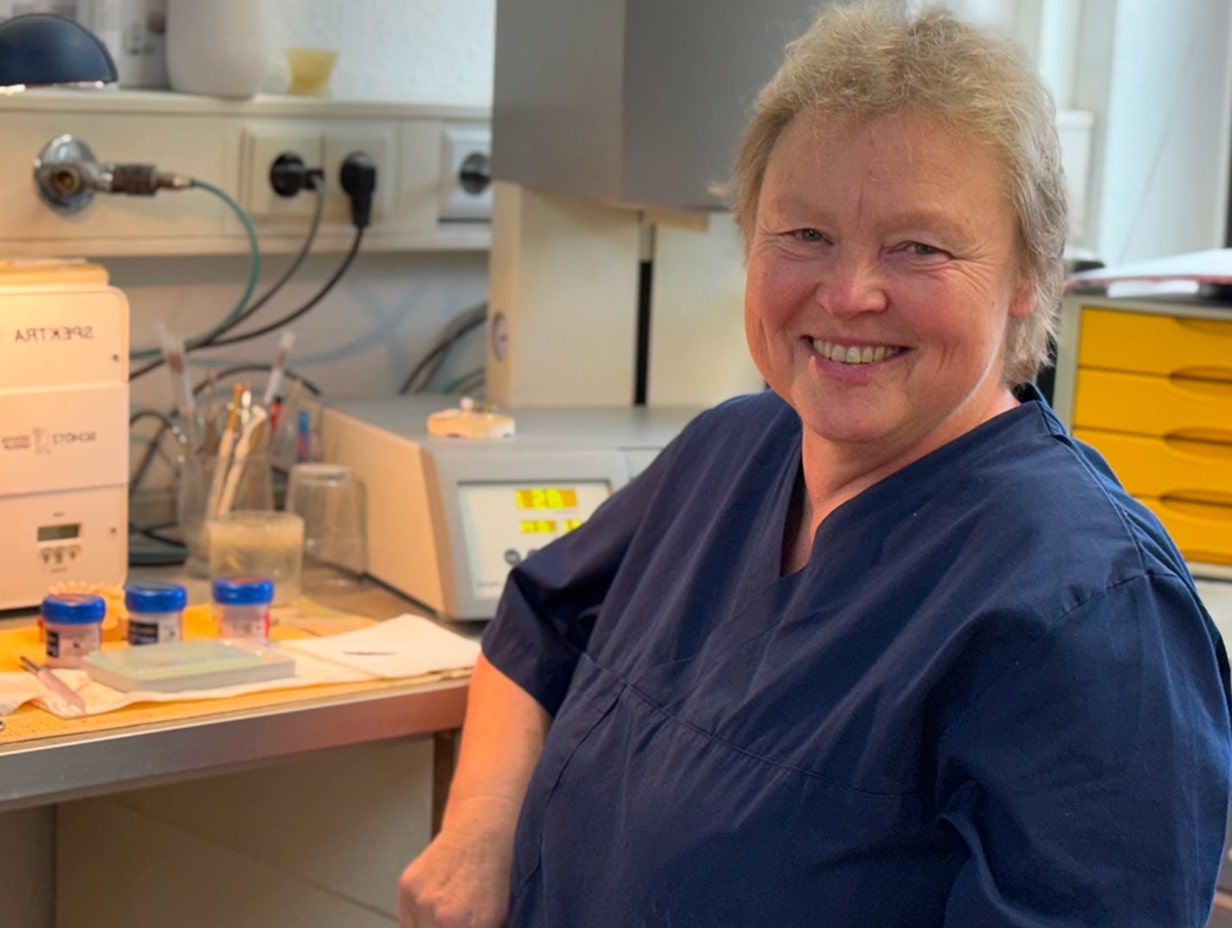 Prothesenreparatur und Unterfütterung im eigenen Praxislabor der Zahnarztpraxis Farida Rauschning in Seelze – Anpassung und Instandsetzung von Zahnersatz für sicheren Sitz und Funktion.